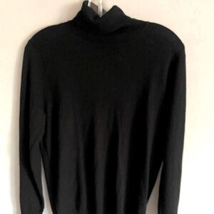 Lightweight Wool Long Sleeve Turtleneck